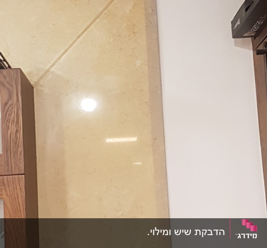 משטח שיש בהיר עם ברק קל